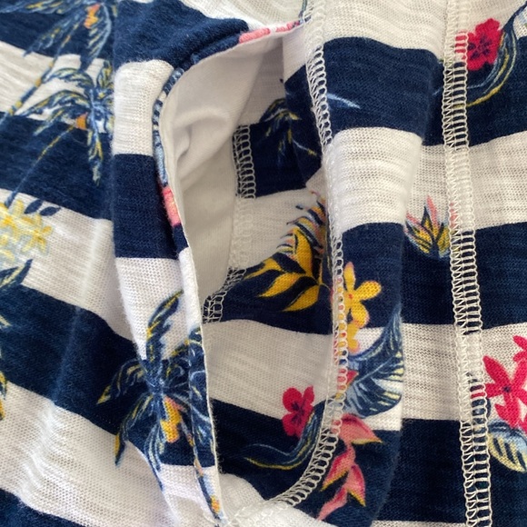 Tommy Bahama, large, long sleeve shirt with pockets and drawstring bottom. - Picture 3 of 4